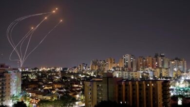 إصابتان إسرائيليتان وخسائر مادية.. صواريخ المقاومة تتجاوز القبة الحديدية وتشعل الحرائق في تل أبيب